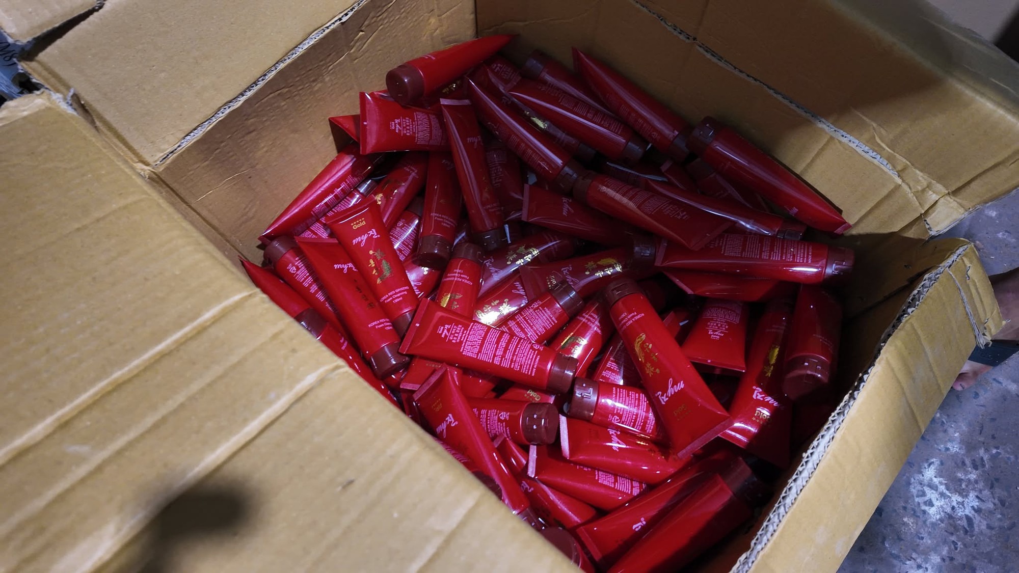 Phá đường dây sản xuất, buôn bán mỹ phẩm giả nhãn hiệu Vichy, My Gold Korea Red Ginseng quy mô lớn tại TP.HCM - Ảnh 3.