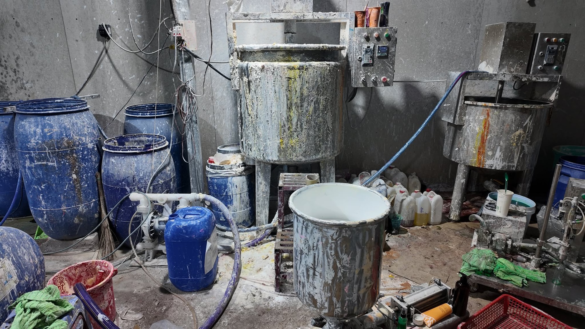 Phá đường dây sản xuất, buôn bán mỹ phẩm giả nhãn hiệu Vichy, My Gold Korea Red Ginseng quy mô lớn tại TP.HCM - Ảnh 5.