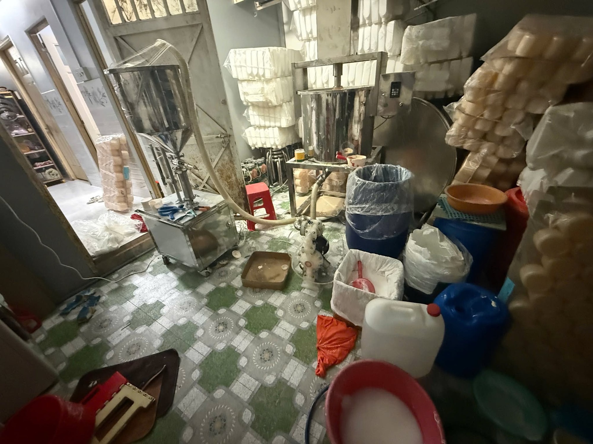 Phá đường dây sản xuất, buôn bán mỹ phẩm giả nhãn hiệu Vichy, My Gold Korea Red Ginseng quy mô lớn tại TP.HCM - Ảnh 6.