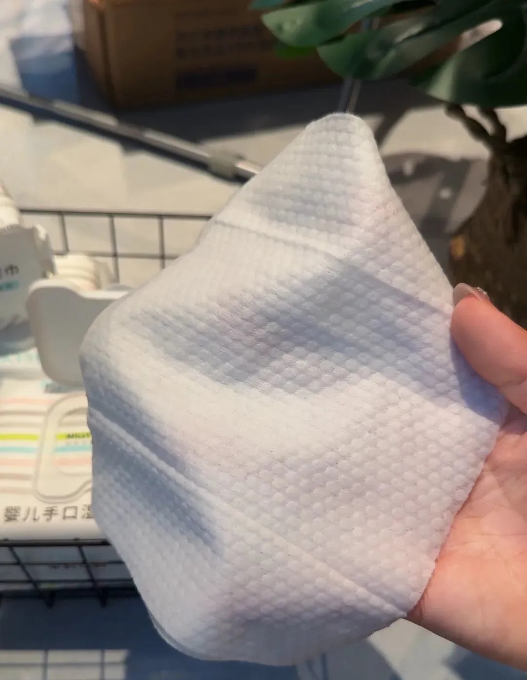 Phát hiện hóa chất độc hại trong 21 mẫu khăn lau mặt bán chạy nhất các sàn thương mại điện tử- Ảnh 1.