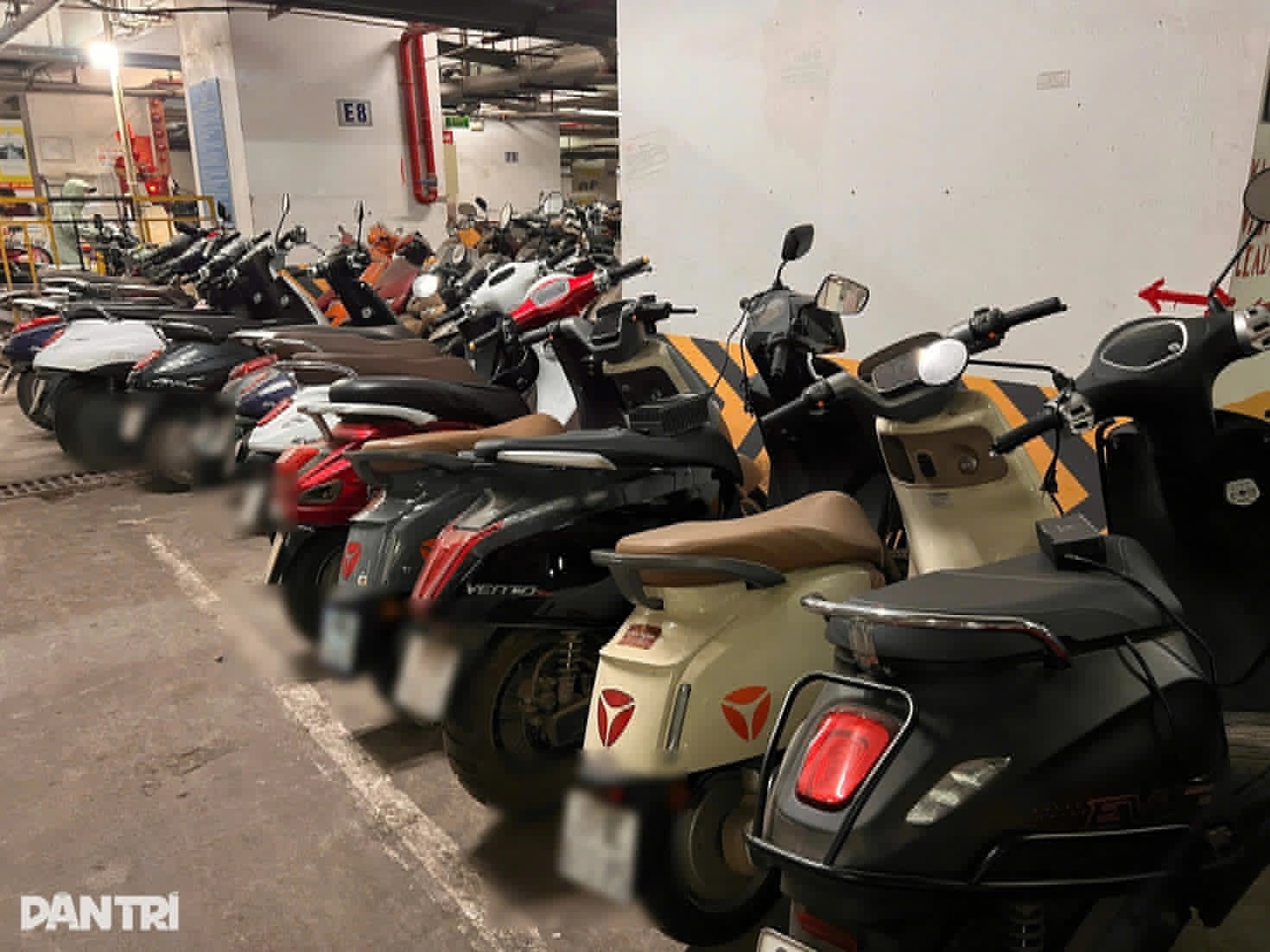 Nhiều chung cư bố trí khu vực dành riêng cho xe điện và vị trí sạc pin xe điện trong bãi để xe, nhưng cũng có nhiều chung cư cấm hoàn toàn việc sạc xe điện trong nhà (Ảnh minh họa: Tuệ Minh).