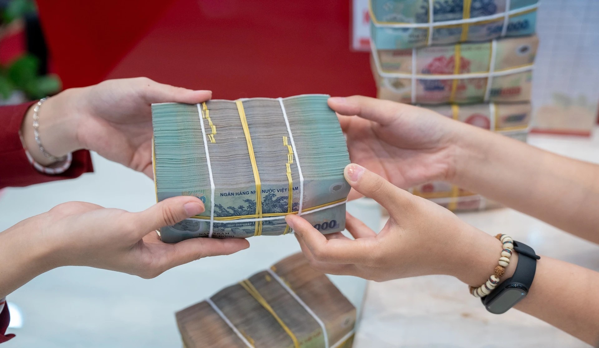 Lương tối thiểu của người lao động được điều chỉnh tăng 250.000-350.000 đồng/tháng từ đầu năm sau. Ảnh: Nam Khánh.