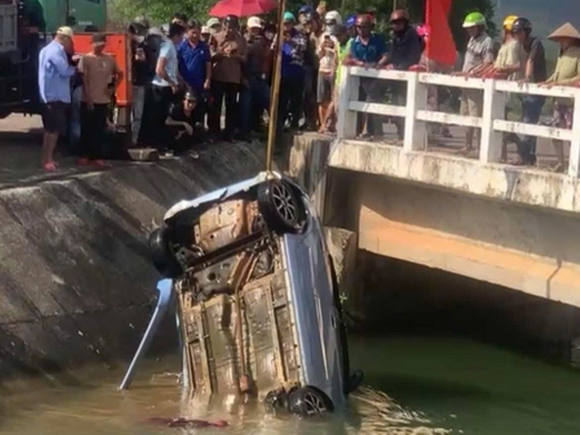 Chiếc ôtô được trục vớt lên bờ.