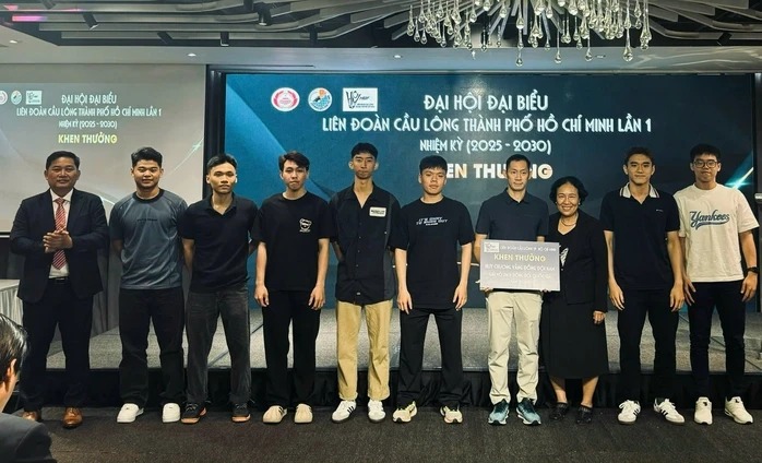 Hồng Phúc (thứ 5, từ phải sang) được Liên đoàn Cầu lông TP HCM khen thưởng - Ảnh: D.Linh