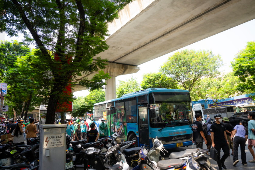 Người dân tập chung theo dõi vụ tai nạn xảy ra trên đường Xuân Thủy vào giờ cao điểm buổi sáng (Ảnh: Như Hoàn)