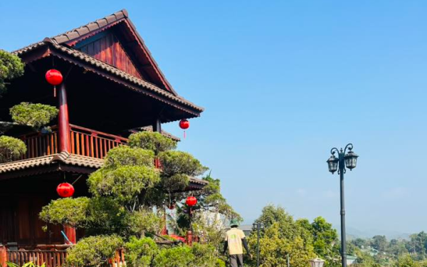 Danh hài đình đám mở tiệc tân gia biệt thự 10.000m², Việt Hương chơi lớn tặng quà “siêu to” phải dùng cần cẩu khiến ai cũng ch.oáng