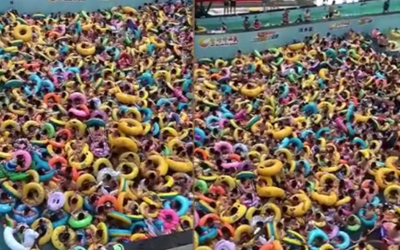 ‘Sốc’ cảnh hàng trăm du khách chen chúc trong hồ bơi ở công viên nước