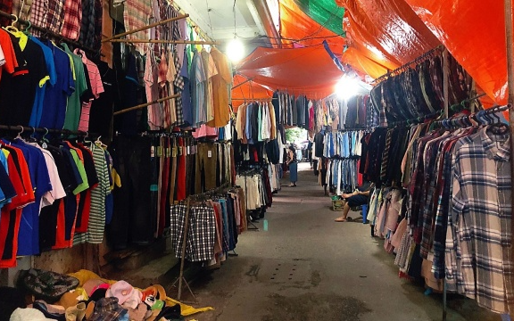 Thăm chợ đồ si hàng thùng lớn nhất Hà Nội khiến giới trẻ mê mẩn vì giá rẻ