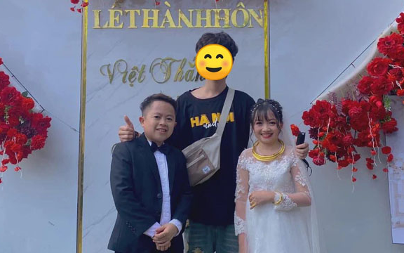Đám cưới của cặp đôi tí hon nổi tiếng tại Nghệ An, cô dâu chú rể được khen hết lời
