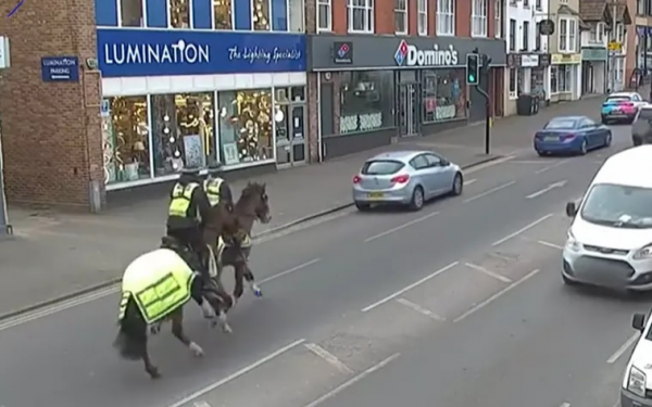 Cảnh sát Anh cưỡi ngựa rượt người vừa cầm điện thoại vừa lái xe