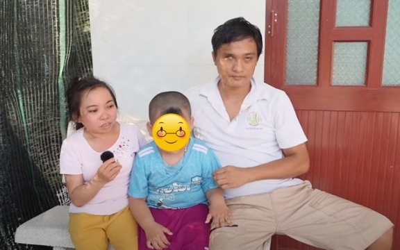 Cô gái tí hon cưới chồng khiếm thị, nhìn đứa con ai cũng thở phào nhẹ nhõm