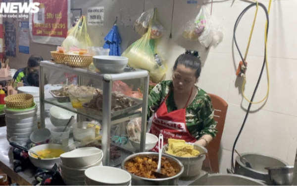 Quán phở kỳ lạ ở Hà Nội: Chỉ đông khách lúc nửa đêm, bán vài trăm bát một ngày