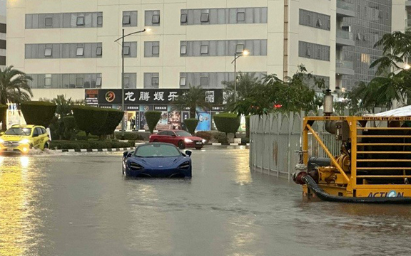 Dubai ngập lụt chưa từng thấy, máy bay lướt trên nước, siêu xe trôi nổi khắp phố
