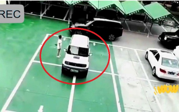 Ngang ngược đỗ giữa 4 lốt để xe, nữ tài xế lặng người với cảnh tượng này: Camera hé lộ toàn bộ diễn biến