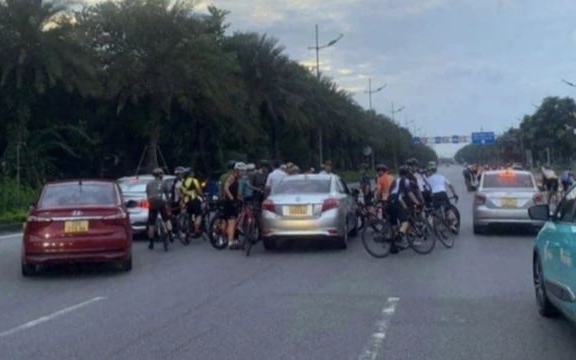 Truy tìm nhóm người đi xe đạp vào cao tốc, quây kín ô tô, đe dọa tài xế
