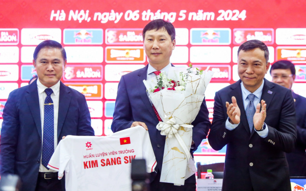 HLV Kim Sang Sik chính thức ra mắt, tuyên bố luôn triết lý chơi bóng