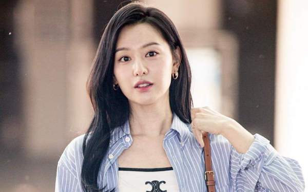 "Nữ hoàng nước mắt" Kim Ji Won hóa "Nữ hoàng sân bay": Lên đồ đơn giản vẫn xinh ngất ngây, netizen bất ngờ khi bóc giá outfit "nửa tỷ" của cô nàng