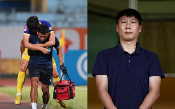 Tiền đạo tuyển Việt Nam chấn thương trước ngày hội quân, bác sĩ phải cõng khỏi sân