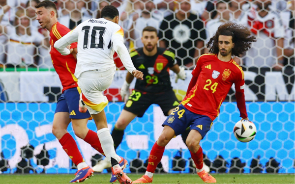Lý do Đức không được hưởng quả phạt đền dù hậu vệ Tây Ban Nha để bóng chạm tay rõ ràng trong vòng cấm