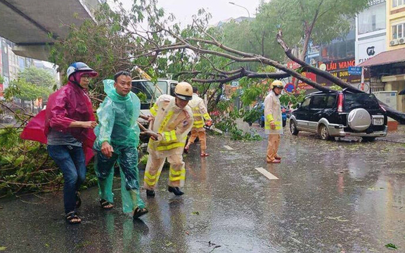 Bão Yagi quét qua Hà Nội làm 3 người chết, 8 người bị thương