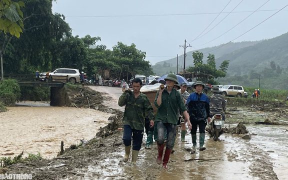 Tang thương Làng Nủ sau lũ quét: Xót xa cảnh bộ đội đưa dãy quan tài lên núi