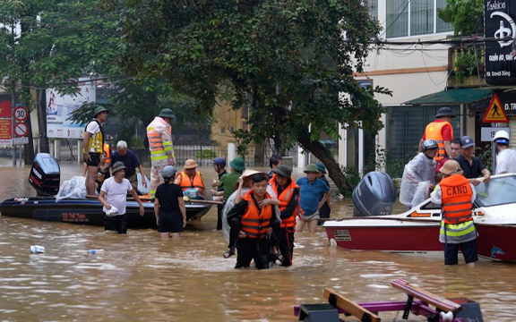 Phó trưởng Công an phường ngã quỵ khi nghe tin mất cả mẹ, cả em trai khi đang đi chống lũ