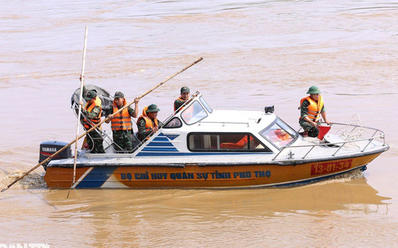 Phát hiện thi thể nam giới trên sông Hồng, cách cầu Phong Châu 9km