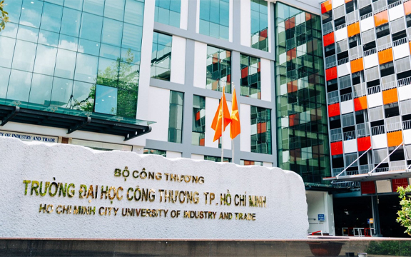 Đại học đầu tiên công bố thưởng Tết, hiệu trưởng và lao công cùng nhận 25 triệu