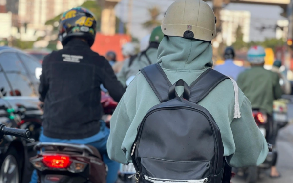 Nữ sinh phóng xe máy 600 cây số về Tết, cha mẹ nuốt không trôi cơm