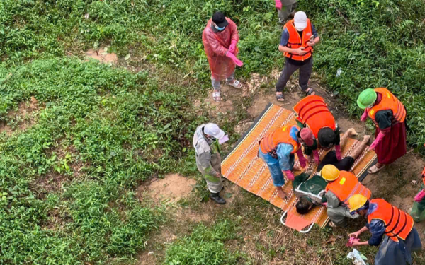 Vụ xe chở rác tông vào thành cầu: Thi thể mặc quần áo công nhân vệ sinh nổi trên mặt sông