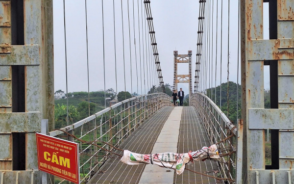 Người dân liều mình đi qua cầu treo bị đứt cáp ở Thái Nguyên