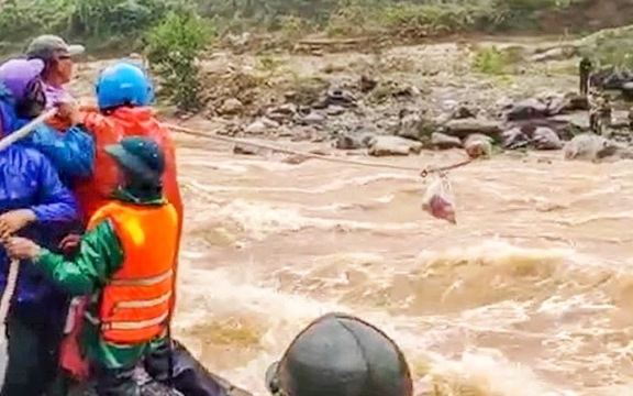 Bốn người dân mắc kẹt trên cồn đất giữa sông khi nước lũ cuồn cuộn