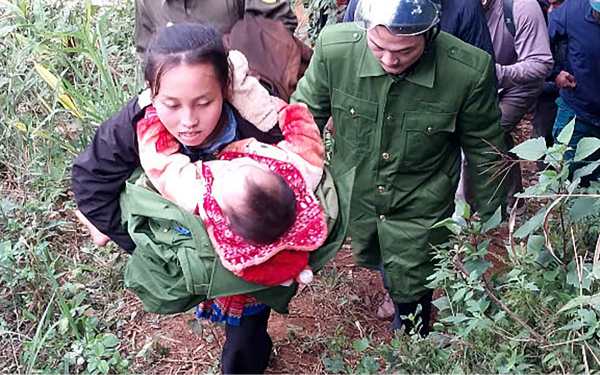 Hàng trăm cán bộ, chiến sĩ xuyên đêm tìm cháu bé 2 tuổi mất tích khi đi bộ từ trường về nhà