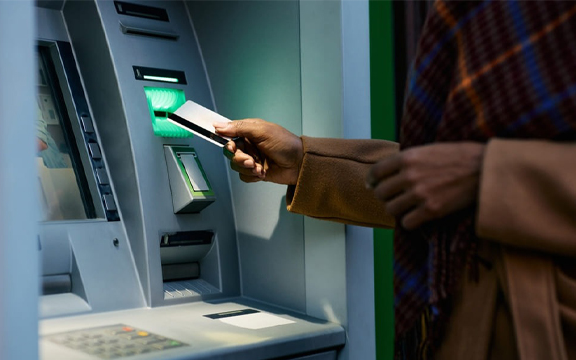 Từ 1/1/2025, trường hợp duy nhất có thể rút tiền tại ATM nếu chưa xác thực sinh trắc học