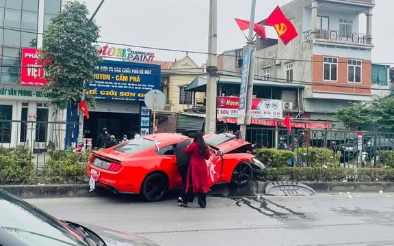 Quảng Ninh: Chú rể điểu khiển xe đi đón dâu bất ngờ đâm vào dải phân cách