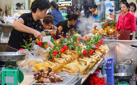 Cảnh khác lạ ở chợ Hà Nội trong ngày đầu tháng giáp Tết