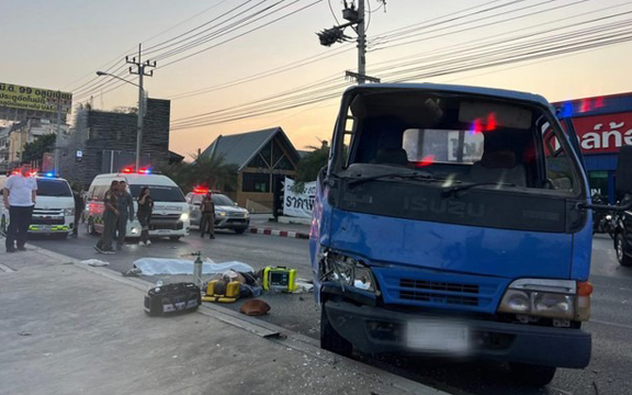 Đang đi thì xe tải bỗng phanh gấp khiến 2 người trong xe văng ra ngoài, tử vong thương tâm