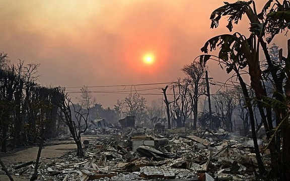 Hoang tàn khung cảnh nhìn từ trên cao của nơi từng xa hoa bậc nhất Los Angeles, 100.000 người buộc phải sơ tán trong thảm họa