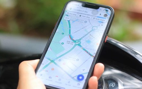 Từ 2025, xem Google Maps khi lái xe bị phạt bao nhiêu?