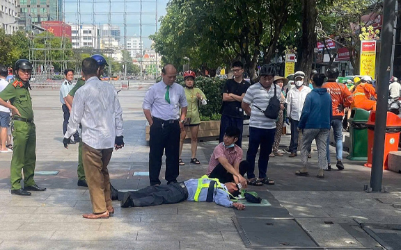 Bị nhắc không dẫn chó vào phố đi bộ Nguyễn Huệ, thanh niên đi cùng bạn gái đánh bảo vệ bất tỉnh