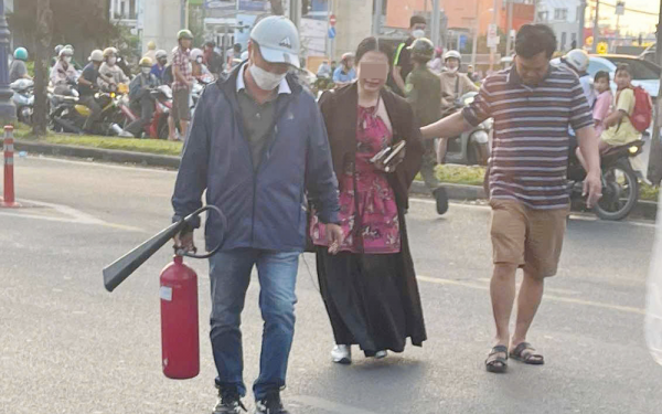 Có nồng độ cồn, nữ tài xế lái Mercedes tông 10 xe máy ở Thủ Đức khai gì với công an?