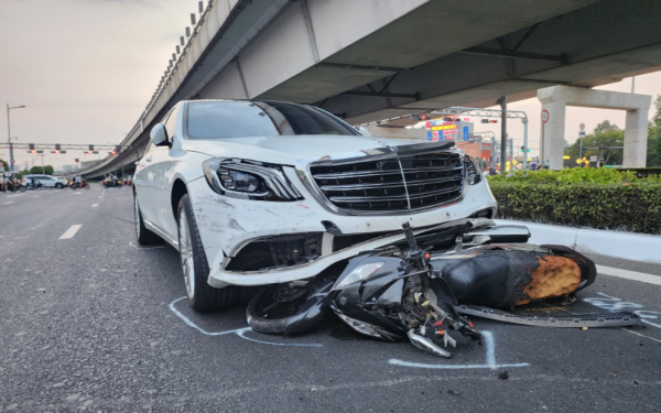 Nữ tài xế lái ô tô Mercedes tông 10 xe máy ở Thủ Đức có nồng độ cồn vượt 0,4mg/l