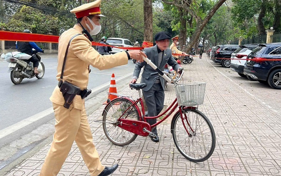 Cụ ông đi xe đạp bị phạt 300.000 đồng vì trót uống 3 cốc bia trong tiệc cưới