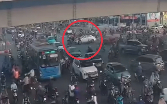 Khoảnh khắc từ trên cao ghi lại toàn cảnh nữ tài xế lái Mercedes tông hàng chục xe máy, 1 nữ sinh tử vong thương tâm