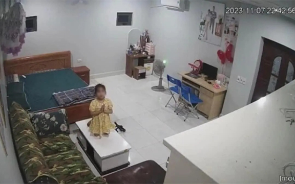 Đi nhậu xem camera thấy con gái vừa vái lạy vừa khóc nức nở, bố sốt ruột chạy về và cái kết 