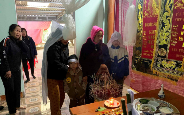 Tai nạn thương tâm: Xe chở quan tài người anh tụt dốc, đè chết em trai