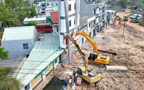 Dùng máy xúc chống đỡ nhà 3 tầng sắp sập: Chủ nhà bỏ ý định mời 