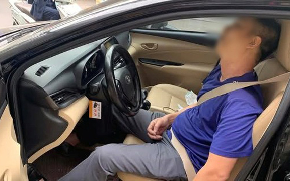 Hà Nội: Tài xế bất ngờ nguy kịch khi đang lái ô tô, người dân nhanh chóng kêu cứu