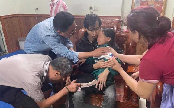 Lời kể vụ bé gái 9 tuổi bị kề dao khống chế: Cả gia đình quỳ gối van xin, kẻ bắt cóc lạnh lùng đáp một câu khiến ai cũng chết lặng