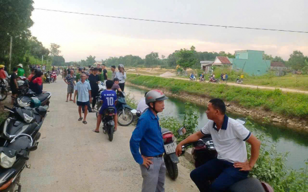 Mẹ cùng con trai 1 tuổi tử vong dưới kênh, xuất hiện nhiều mảnh giấy trên bờ